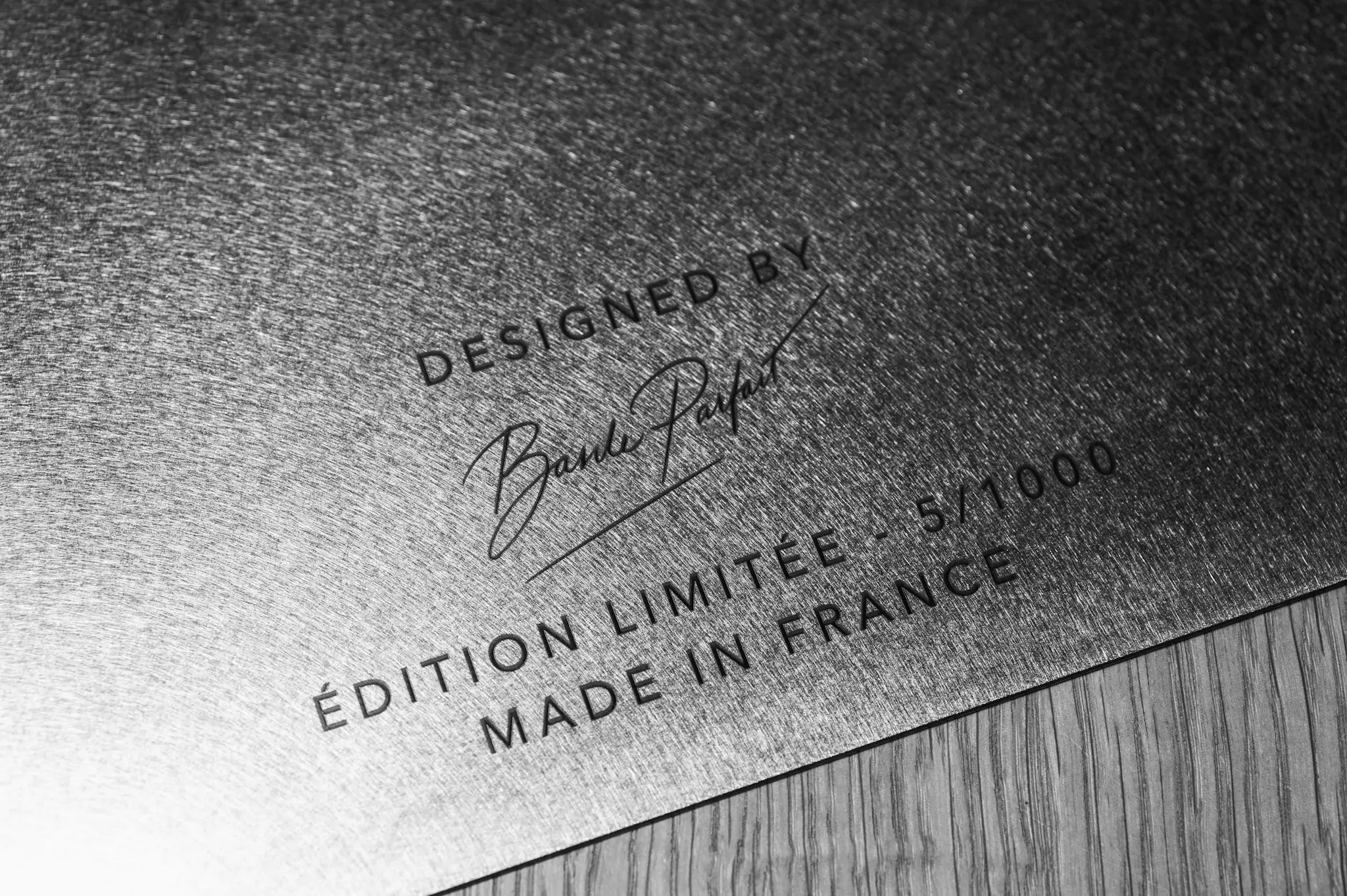 Gravure « Designed by Basile Parfait — Édition limitée — Made in France »
