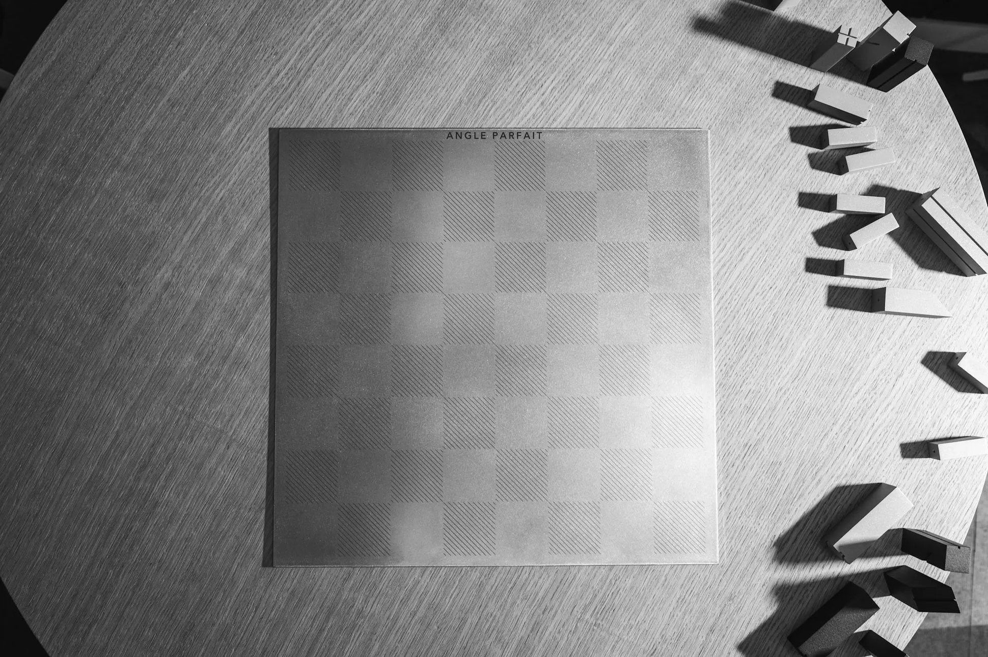Axiome : jeu d’échecs Angle Parfait en aluminium – jeu d’échecs Jeu d’échecs design en aluminium design en aluminium brossé par Angle Parfait – Angle Parfait